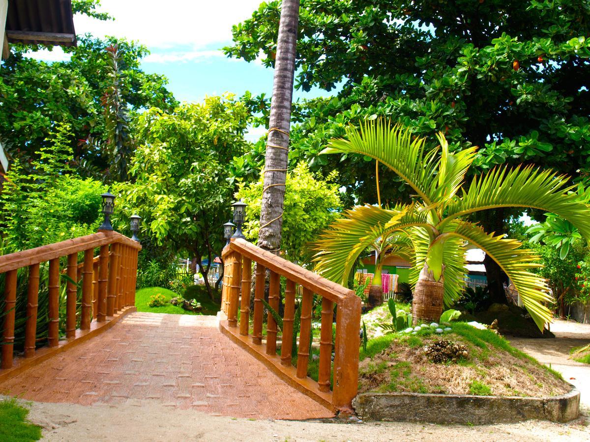 Hotel The Shark'S Tail Dive Center Daanbantayan Esterno foto
